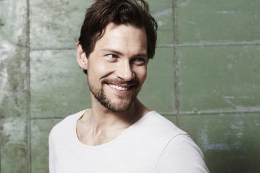 Studio gülümseyen adam