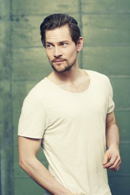 Adam başka tarafa bakıyor. 