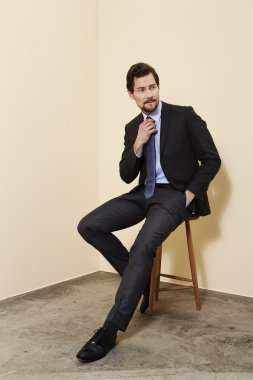 İşadamı dışkı üzerinde poz