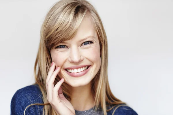 Gelukkig blond jonge vrouw die lacht — Stockfoto
