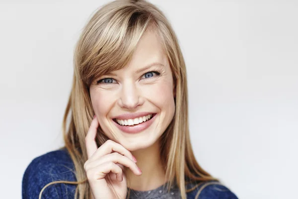 Sonriente rubia hermosa mujer — Foto de Stock