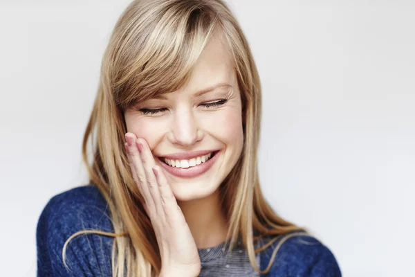 Śmiech młody blond kobieta — Zdjęcie stockowe
