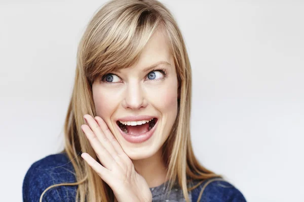 Biondo dagli occhi azzurri sorridente — Foto Stock