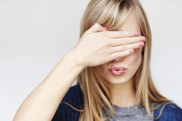 Mujer joven cubriendo los ojos — Foto de Stock