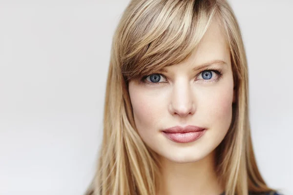 Blauwe ogen en blonde schoonheid — Stockfoto