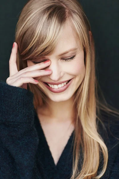 Skrattar ung blond kvinna — Stockfoto