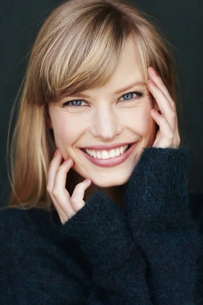 Vacker leende kvinna — Stockfoto