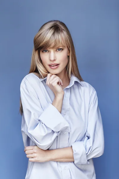 Loira bonita em camisa azul — Fotografia de Stock