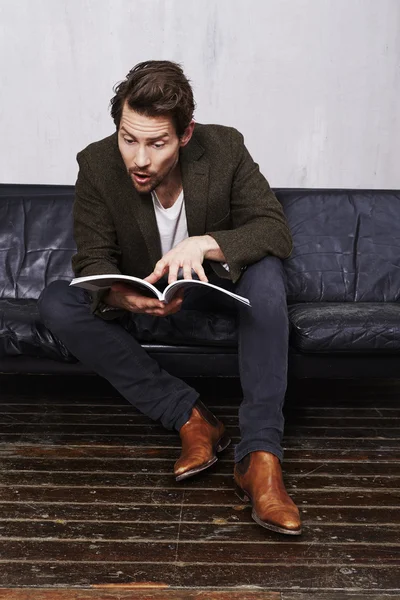 Joven leyendo revista — Foto de Stock