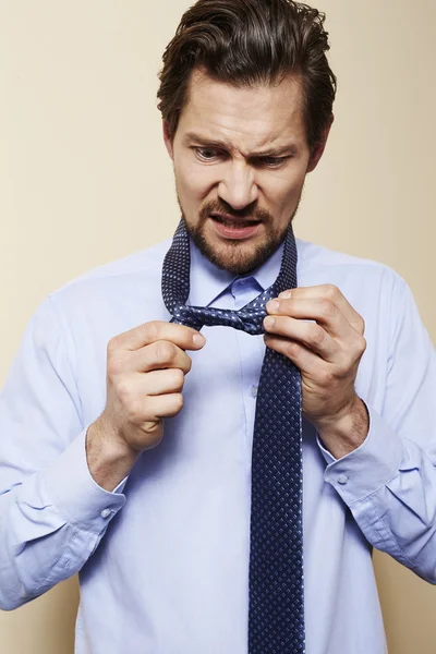 Muž bojuje s kravatou — Stock fotografie