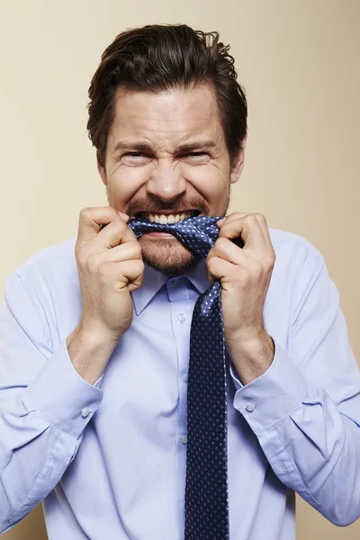 Kousání kravatu muž na kameru — Stock fotografie