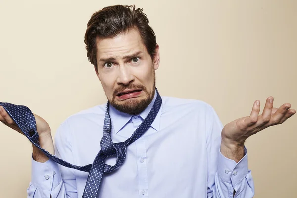 Negócios cara frustrado com gravata — Fotografia de Stock