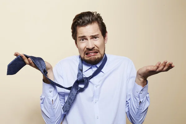 Uomo d'affari con problemi di cravatta — Foto Stock