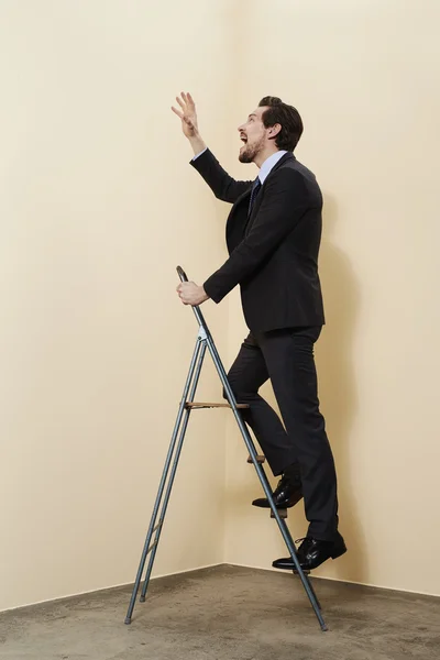 Alcançar empresário em escada — Fotografia de Stock