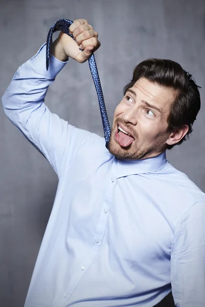 Empresário puxando gravata — Fotografia de Stock