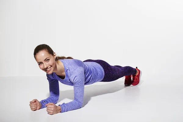 Beautiful athlete performing press ups — Stock Photo, Image