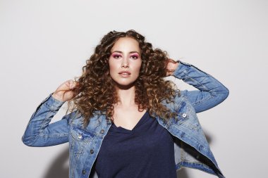 Beyaz stüdyo modelinde poz