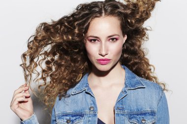 Esmer denim modelinde poz