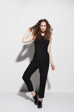 Güzel model siyah moda poz