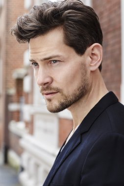 yakışıklı olan poz