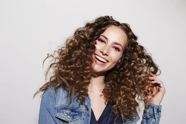 Sorrindo jovem modelo com cabelo encaracolado — Fotografia de Stock