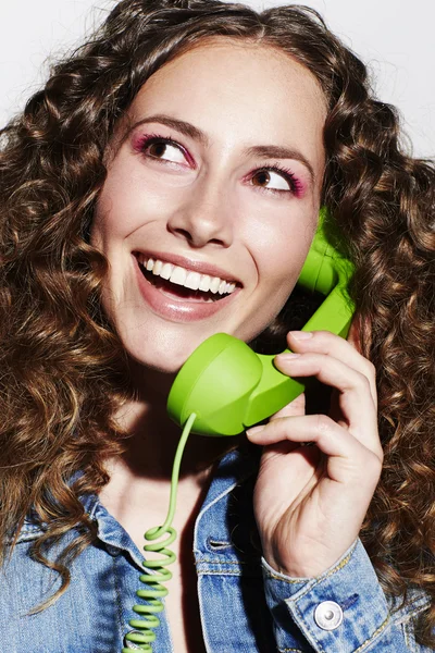Όμορφη γυναίκα εκμετάλλευση ακουστικό τηλεφώνου — Φωτογραφία Αρχείου