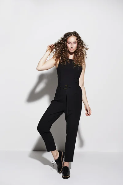 黒のファッションでポーズ美しいモデル — ストック写真