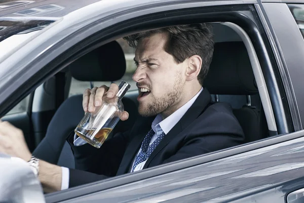 Dühös üzletember vezetési részeg — Stock Fotó