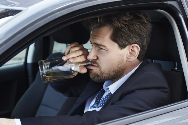 酒に酔ったビジネスマン運転 — ストック写真