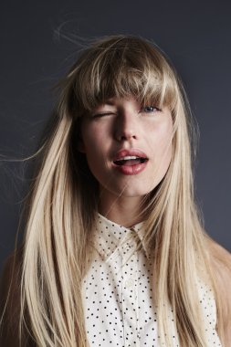 Sarışın rüzgârlı güzel