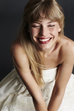 Gelin gülümseyen gözleri kapalı