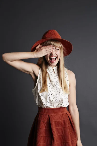 Mujer joven posando con los ojos cubiertos — Foto de Stock