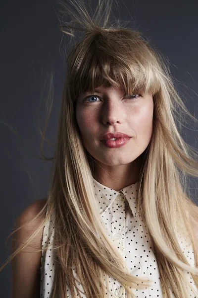 Impresionante rubia con el pelo salvaje —  Fotos de Stock