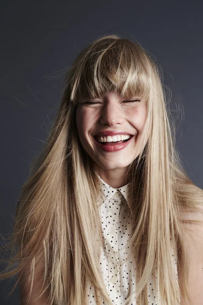 Cabelo selvagem e rindo jovem mulher — Fotografia de Stock