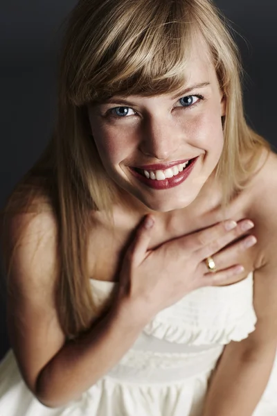 Mavi gözlü gelin kameraya bakıyor