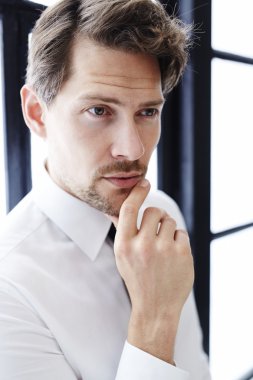 düşünceli genç işadamı