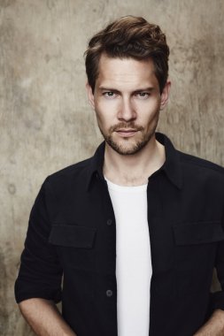 Siyah gömlekli keçi sakallı adam