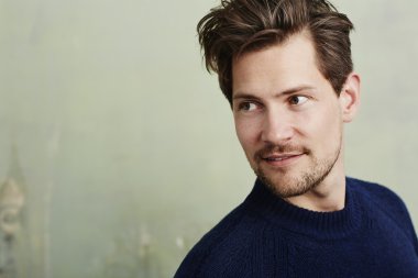 gülümseyen yakışıklı adam