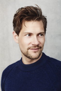 Gülümseyen güzel adam