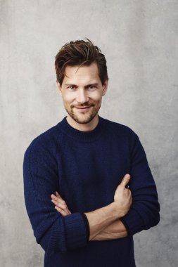 Gülümseyen güzel adam