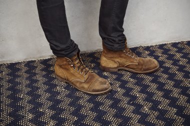 Halı üzerinde duran adam çizme