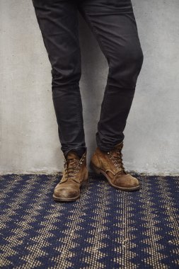 Adam yıpranmış çizme