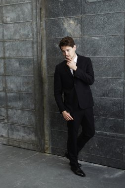 Keskin giyinen işadamı