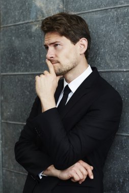 iş adamı duvara yaslanmış