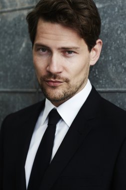 Goateed genç işadamı