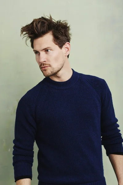 Beau mec en pull bleu — Photo