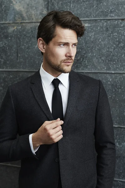 Uomo intelligente in giacca e cravatta — Foto Stock