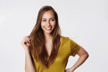 Gülümseyen ve güzel esmer