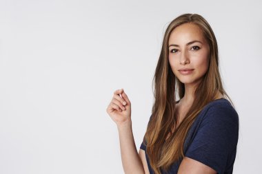 Kendinden emin genç bir kadın.