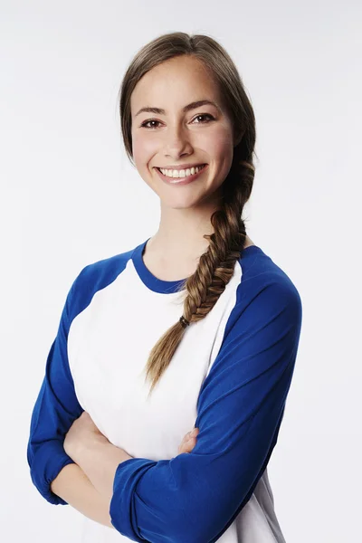 Glimlachend jonge vrouw in raglan top — Stockfoto